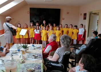Návštěva Domu klidného stáří v Pravětíně dětí ze ZŠ T. G. Masaryka a MŠ Rohde & Schwarz Vimperk